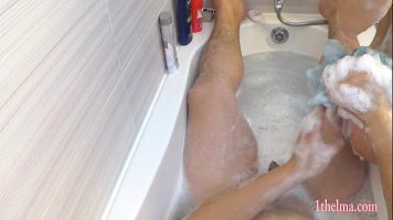 الجنس الحقيقي في حوض الاستحمام مع الزوجة التي تريد ديكًا في مؤخرتها الجميلة والمنتفخة
